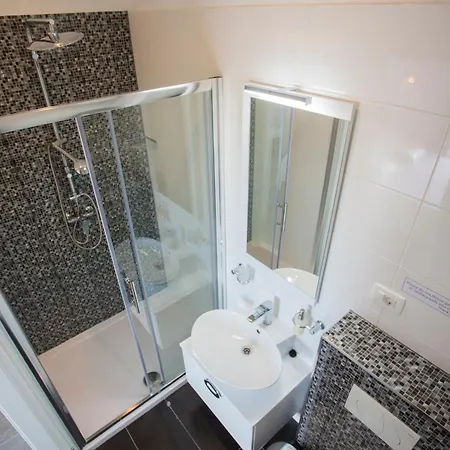 涅盘客房及公寓酒店 3* 斯普利特